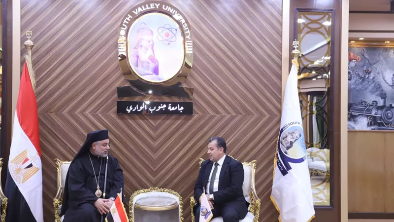 رئيس جامعة جنوب الوادي يستقبل وفد ابراشية طيبة للأقباط الكاثوليك