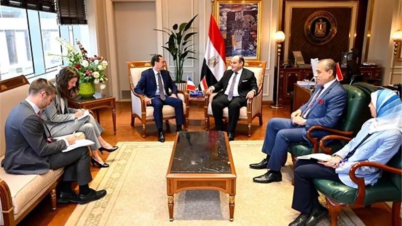 وزير التجارة والصناعة يلتقي السفير الفرنسي بالقاهرة