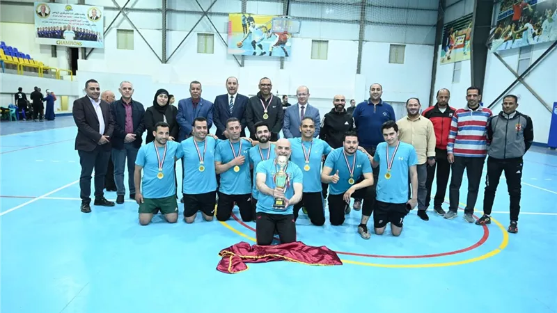 فريق العاملين بجامعة الفيوم .. يفوز بكأس دورى المصالح الحكومية