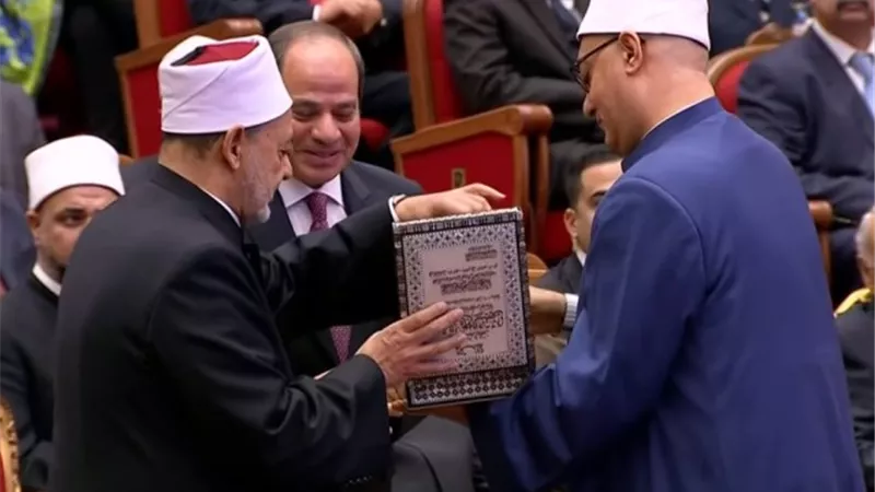 الطيب يهدى الرئيس الإصدار الثانى من مجلة الأزهر