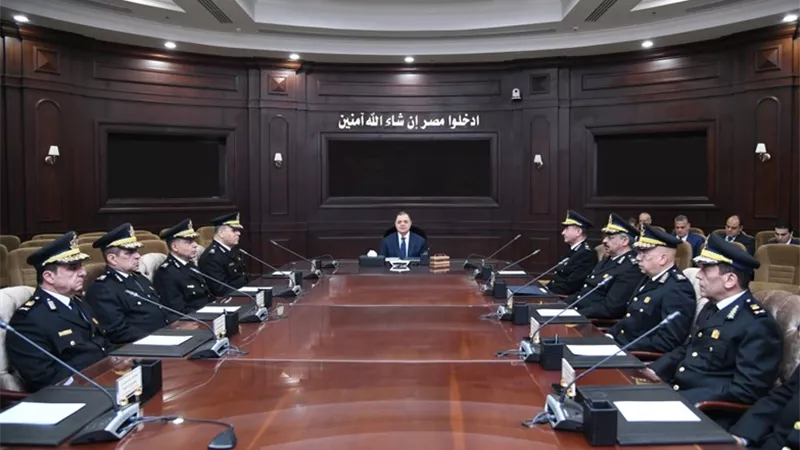 وزير الداخلية يجتمع مع القيادات الأمنية لمتابعة إجراءات تأمين احتفالات عيد الفطر