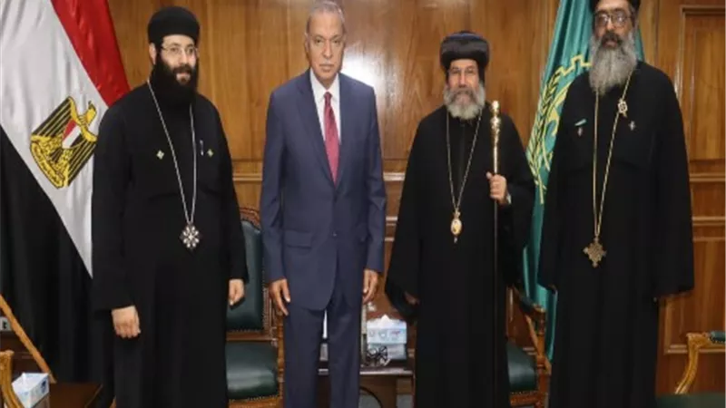 وفد كنسي يهنئ محافظ القليوبية بعيد الفطر المبارك