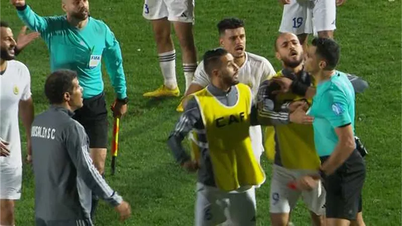 حكم الـvar : الكاف مطالب بشطب اللاعب المعتدي على محمد معروف