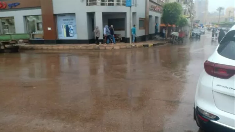 محافظ كفرالشيخ يتابع جهود كسح مياه الأمطار في المراكز والمدن