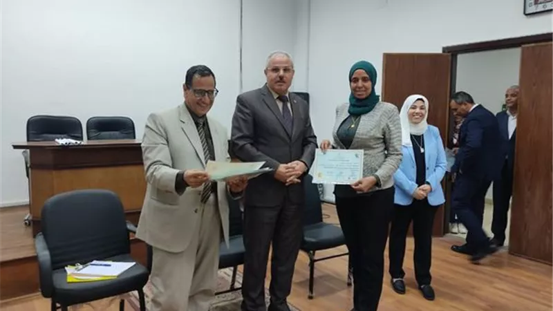 رئيس جامعة القناة يُسلم شهادات اجتياز تدريب الوظائف القيادية
