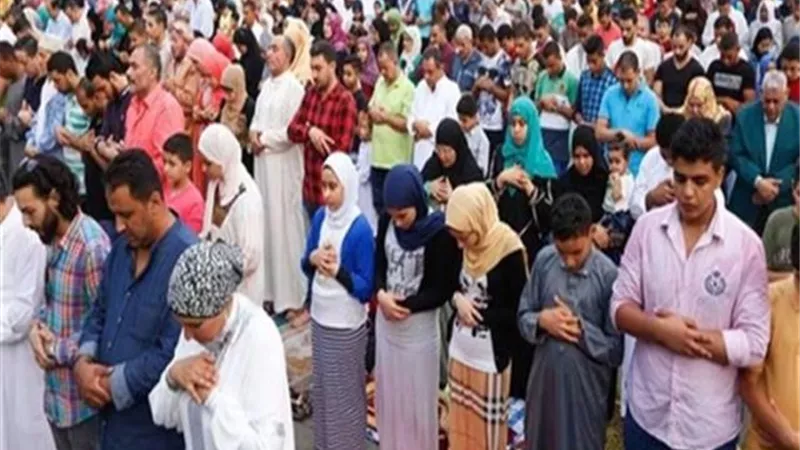 ما حكم وجود الرجال بجوار النساء في صلاة العيد؟ الأزهر للفتوى يجيب