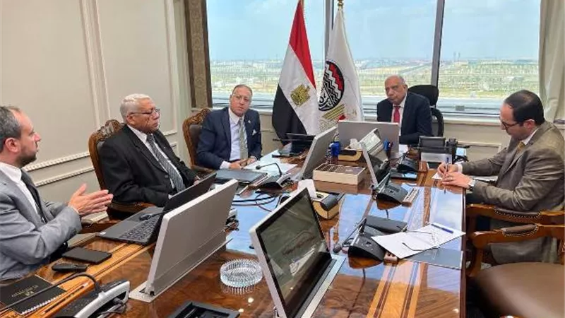 وزير قطاع الأعمال يشهد توقيع اتفاق مع 