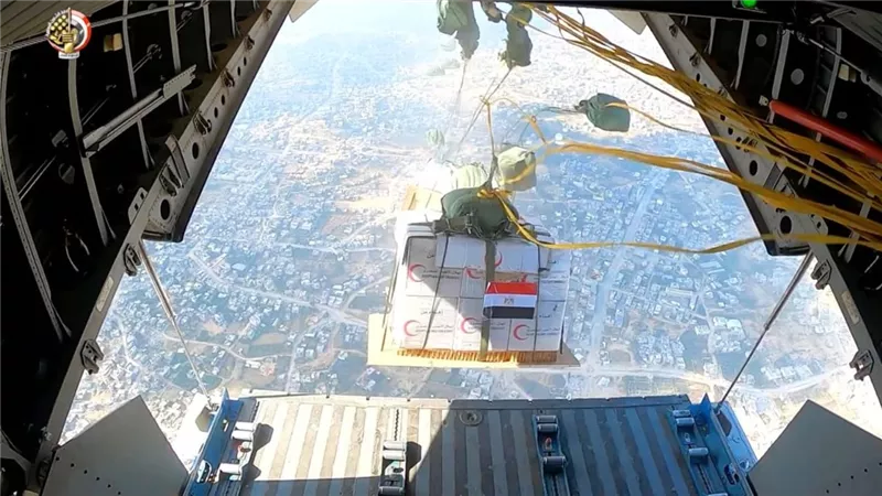 القوات الجوية تواصل أعمال الإسقاط الجوى للمساعدات الإنسانية على شمال قطاع غزة