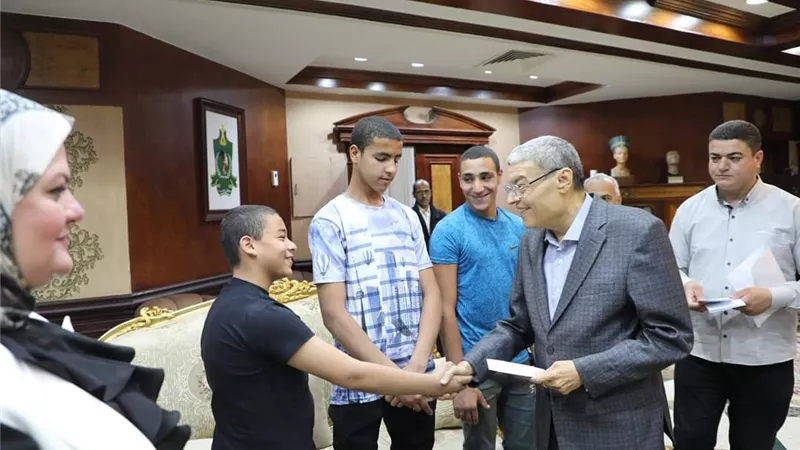 محافظ المنيا يوزع العيديات والهدايا على أطفال مؤسسات دورالرعاية