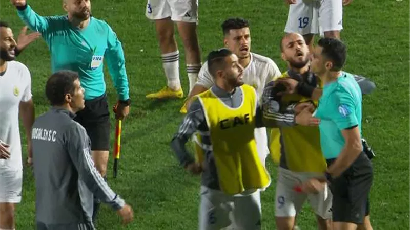 اتحاد الكرة يصدر بيانا بشأن الاعتداء على الحكم محمد معروف