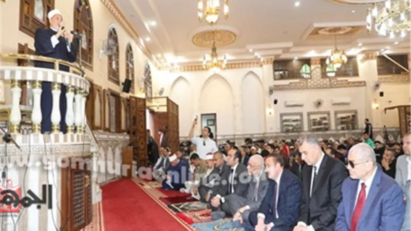المنايفة يٌصلون في الساحات والمحافظ يتقدمهم ويهنئهم بعيد الفطر