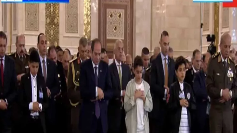 انتهاء صلاة عيد الفطر من مسجد مصر بـ العاصمة الإدارية بحضور الرئيس