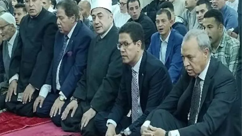 وسط آلاف المصلين .. محافظ القليوبية يؤدي صلاة عيد الفطر المبارك