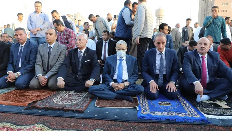 محافظ المنيا يؤدي صلاة عيد الفطر بساحة مدرسة الفريق صفى