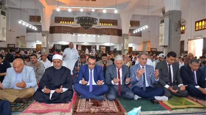 نائب محافظ الإسماعيلية يؤدي صلاة عيد الفطر بمسجد الشهداء