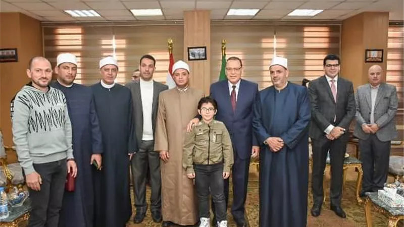 احتفالاً بعيد الفطر.. محافظ الشرقية يستقبل المهنئين بمكتبه
