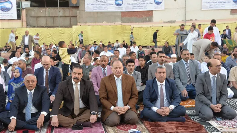 محافظ أسيوط يؤدي صلاة عيد الفطر المبارك بساحة أرض الملاعب