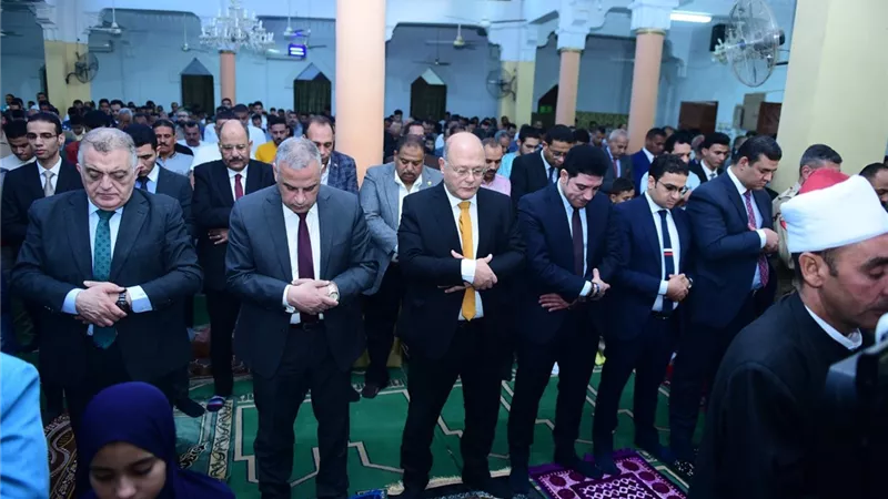 رئيس جامعة سوهاج يؤدي صلاة عيد الفطر بمسجد الشرطة