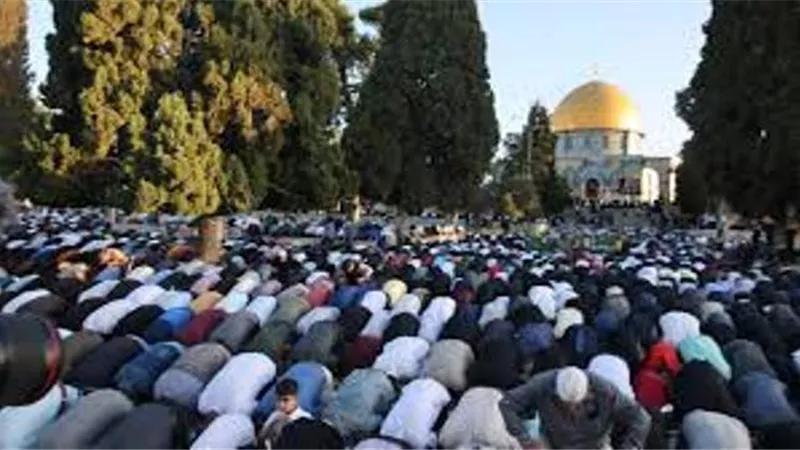 60 ألفًا في صلاة العيد بالأقصى.. وغزة على أنقاض مدارس مُدمرة