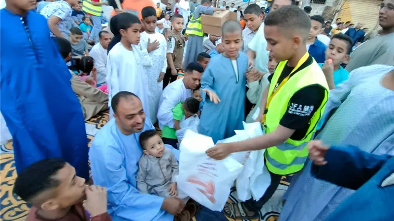 بالهدايا العينية والعيدية..مستقبل وطن الأقصر يشارك المواطنين فرحت