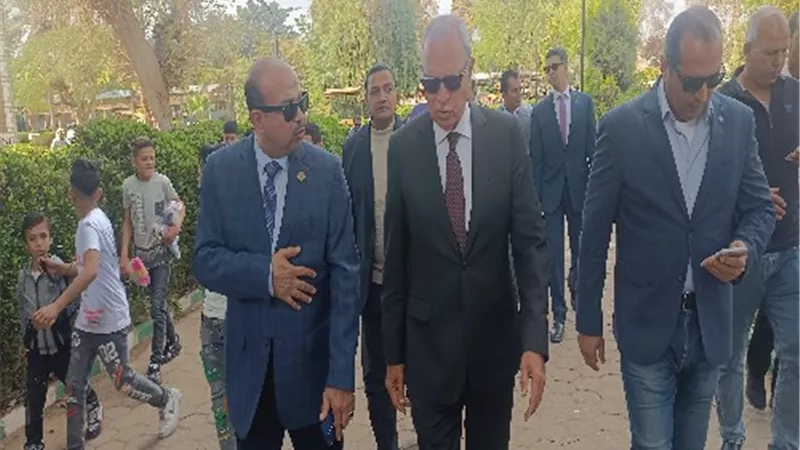 محافظ القليوبية يشارك زوار القناطر الخيرية فرحتهم بعيد الفطر