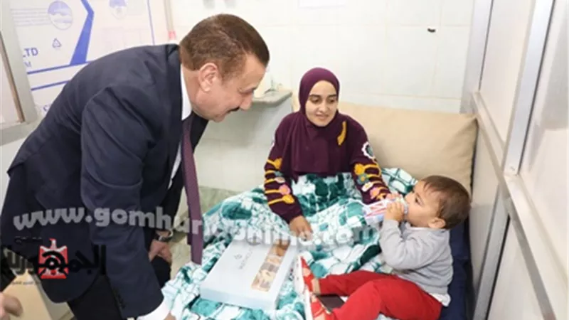 أبو ليمون يقدم التهنئة والكعك للفلسطينيين و يطمئن علي المصابين