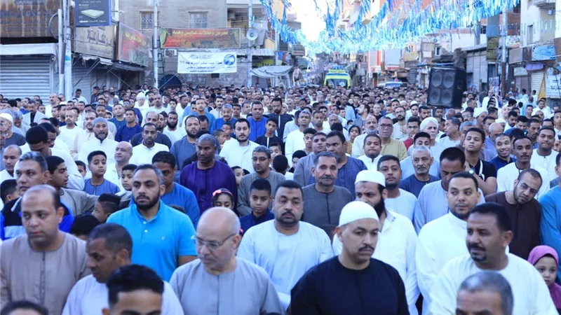 الآلاف يحتفلون باول ايام العيد في الكورنيش والحدائق العامة بالاقصر