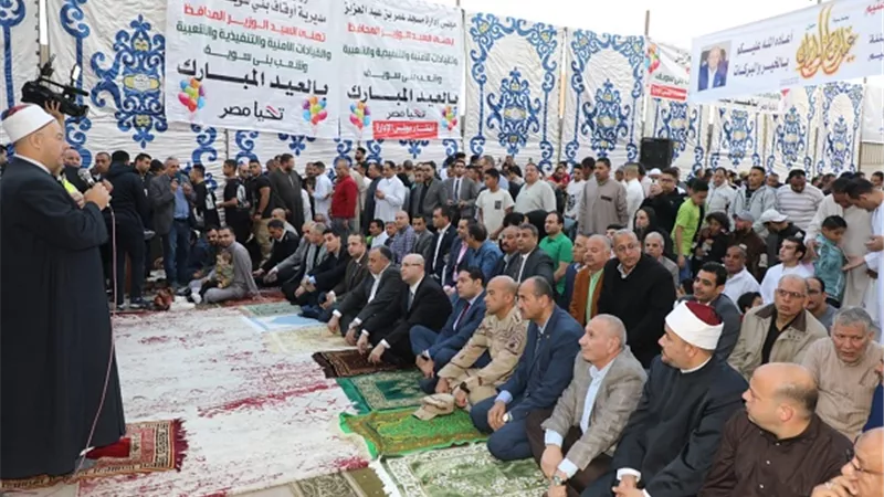 محافظ بني سويف يؤدي صلاة العيد