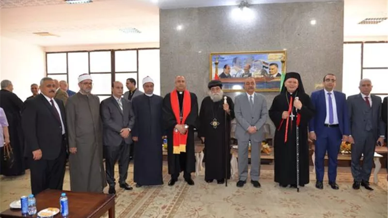 محافظ الإسماعيلية يستقبل المهنئين بالعيد ويؤكد المصريين نسيج واحد