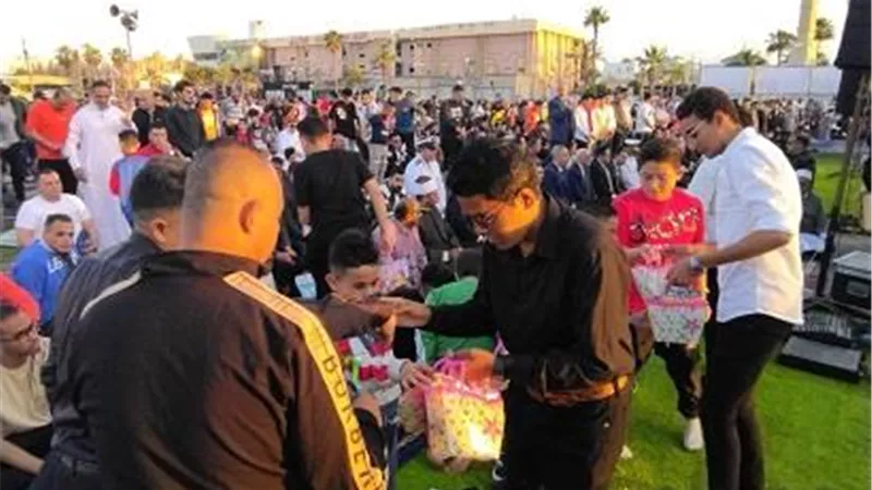طلاب جامعة العريش يوزعون الألعاب والحلوى على الأطفال في أول أيام العيد