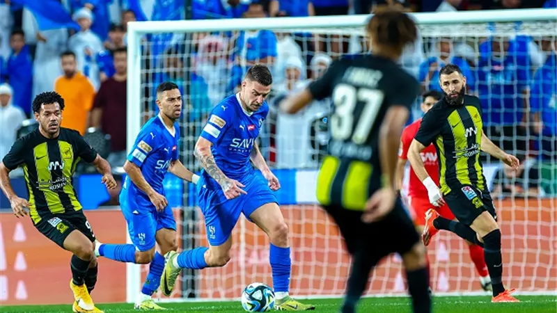 الهلال يتوج بلقب كأس السوبر السعودي برباعية على حساب الإتحاد