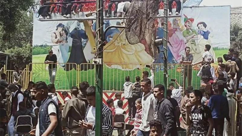 الاسايطة يتناولون الرنجه والفسيخ ويقضون ثالث ايام عيد الفطر