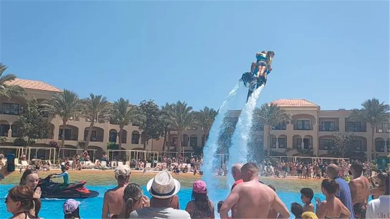 الرجل الطائر فى الغردقة يجذب السياح والمصريين بـ3 أيام العيد