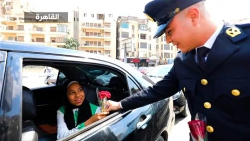 رجال الشرطةيشاركون المواطنين الاحتفال بالعيد وتوزيع الهدايا عليهم