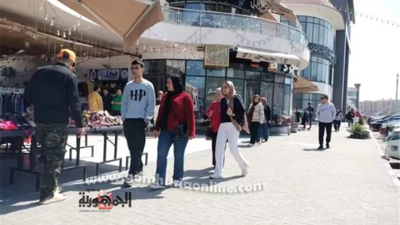 توافد آلاف المواطنين والزائرين علي سوق السمك ومول «outlet»