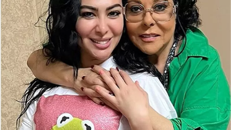 ميرهان حسين لـ إسعاد يونس: كل سنه وانتى ألذ ست فى الدنيا