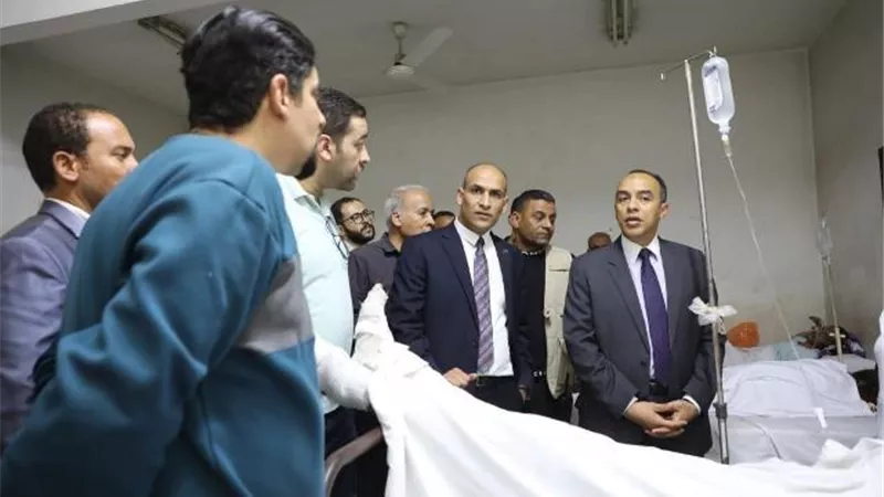 محافظ المنيا يتفقد مصابى حادث انفجار أسطوانة بوتاجاز بأبو قرقاص