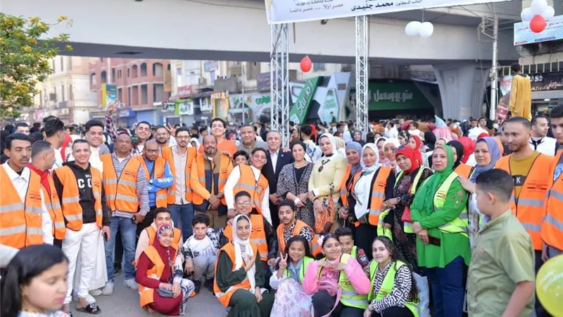 كعك العيد ولعب أطفال وبالونات من الشعب الجمهوري ببني سويف