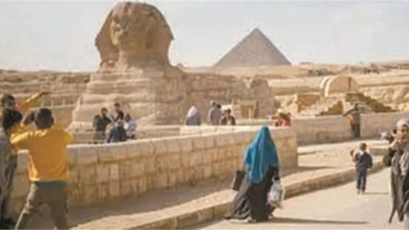 السياحة تتابع أحوال السائحين وحركة سفر وعودة المعتمرين