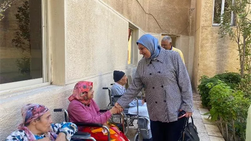 سحر شعبان تزور المسنين بجمعية الرعاية الاجتماعية بكرموز