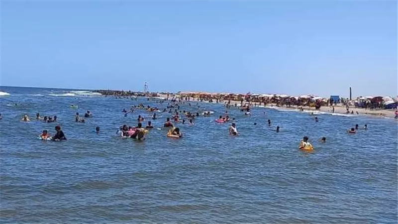 استمرار توافد آلاف المصطافين لقضاء اجازة العيد بشواطئ بلطيم