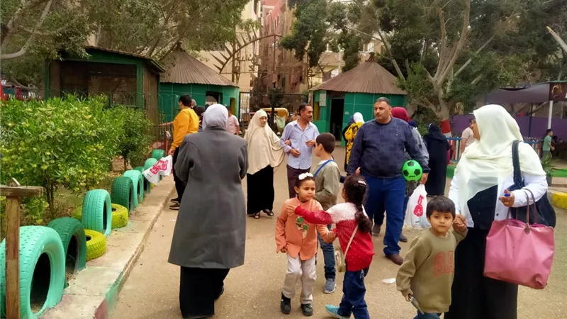 الشراقوة يفترشون الحدائق بالفطير والأسماك المدخنة في العيد