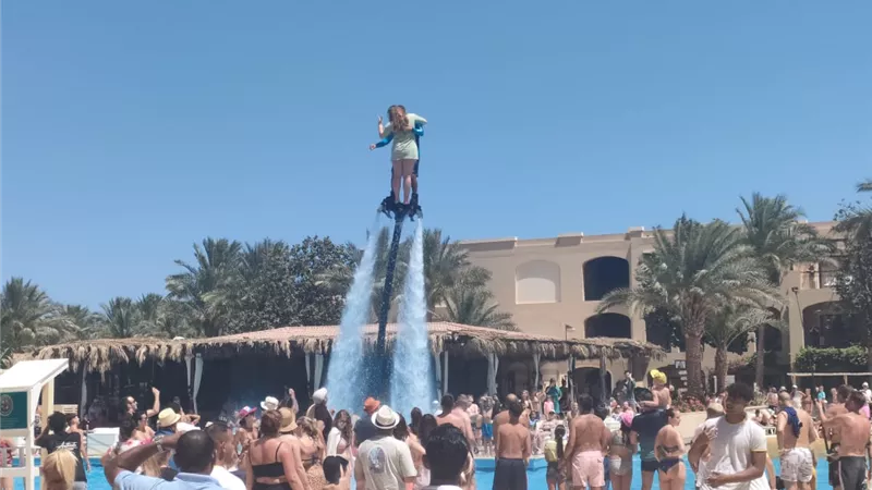 السياح الأجانب استمتعوا بالفلاي بورد والصور التذكارية بالغردقة