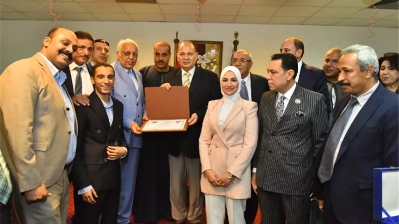 محافظ أسيوط يكرم رئيس مركز ومدينة صدفا لبلوغه السن القانونية