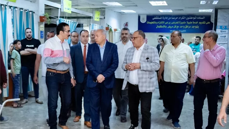 رئيس جامعة المنصورة يتفقد الخدمات الطبية بالمستشفيات