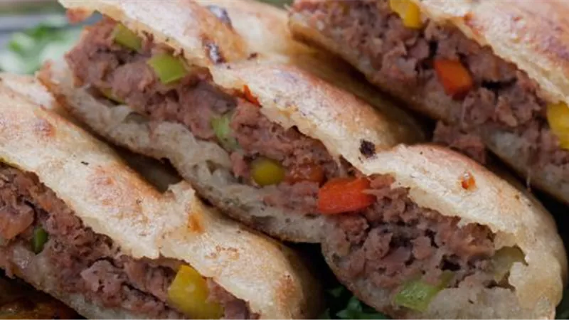 بمذاق رائع..اليك خطوات عمل الحواوشى بالعيش الأبيض