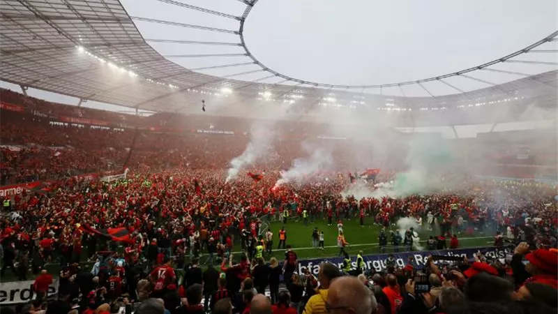 شاهد.. جمهور ليفركوزن يقتحم الملعب احتفالًا بحصد الدوري الألماني