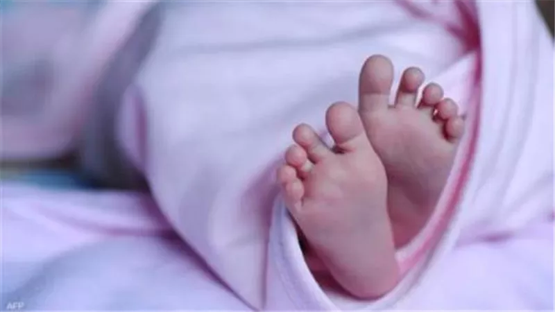 طبيب أسنان يعثر على طفل حديث الولادة ملقي امام منزله بالدقهلية