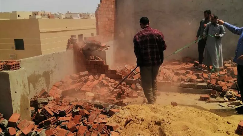 حملات لإزالة مخالفات بناء وإشغالات بعدة مناطق بمدينة بدر