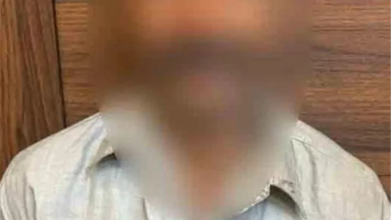 عامل يشعل النار في محل عمله السابق بالأزبكية
